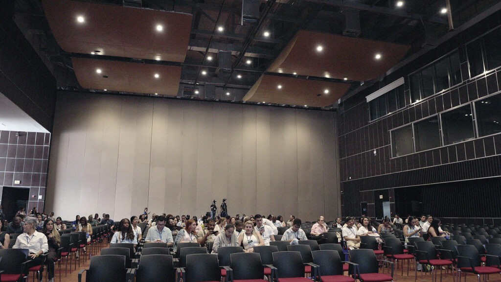 Público sentado en el auditorio principal durante una sesión plenaria.